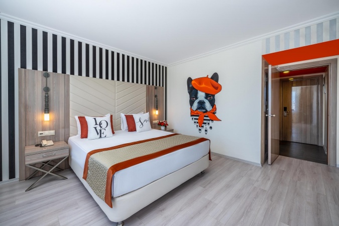 Ana Bina Family Kara Manzaralı Oda