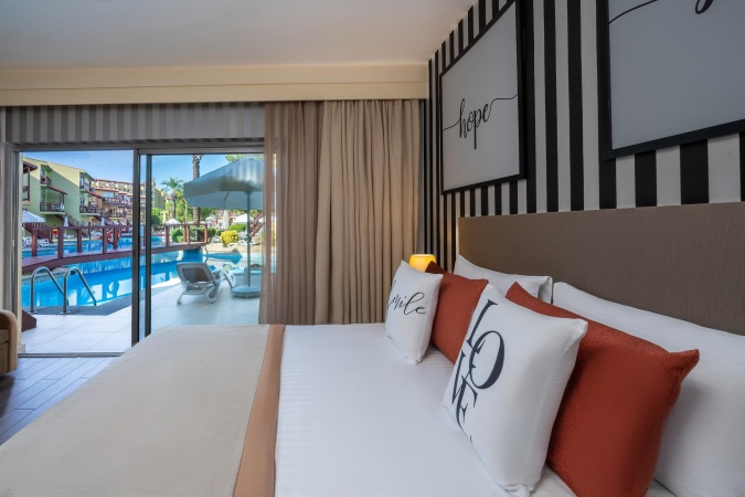 Göl Evleri Swim Up Aile Odası