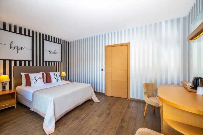 Göl Evleri Swim Up Aile Odası