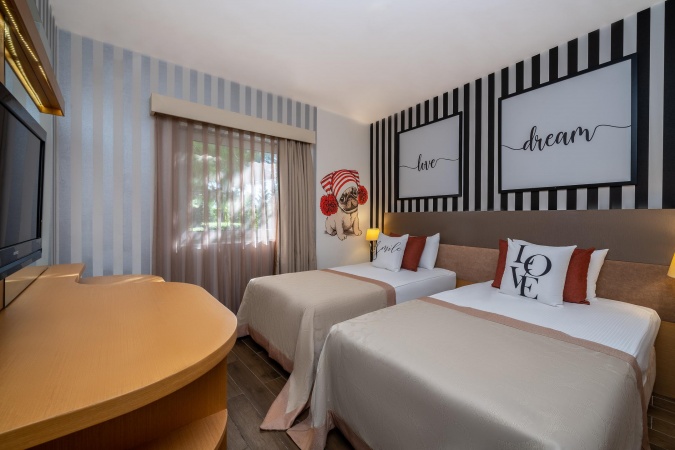 Göl Evleri Swim Up Aile Odası